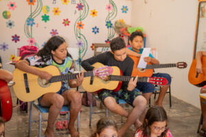 Aulas de Violão na Cepan oferecem oportunidade musical e expressão artística para crianças